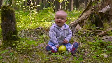 婴儿是婴儿坐在森林里，吃森林里的大苹果，吃大苹果